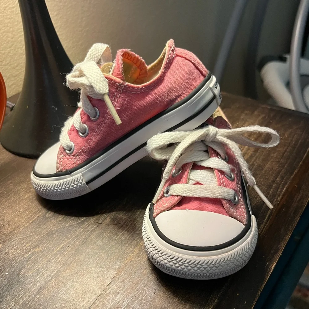 Toddler pink converse - Picture 1 of 3